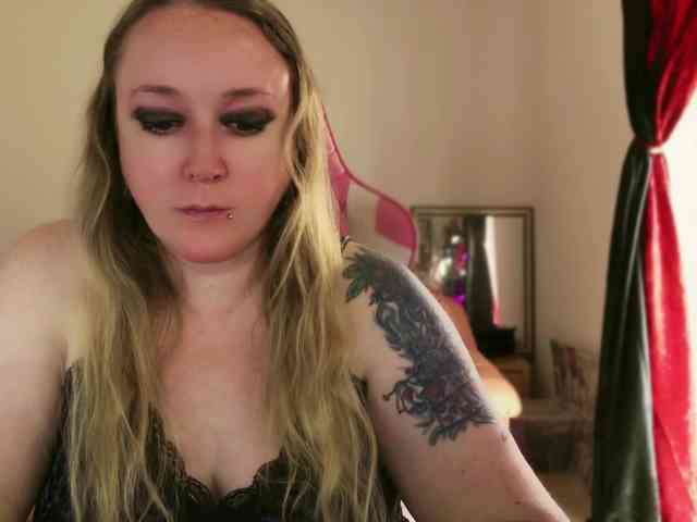 NylonQueen webcam