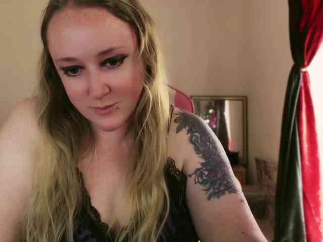NylonQueen webcam