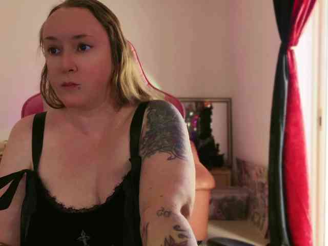 NylonQueen webcam