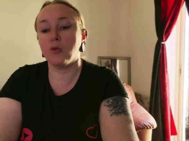 NylonQueen webcam