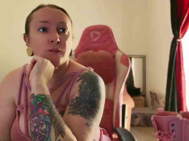 NylonQueen webcam