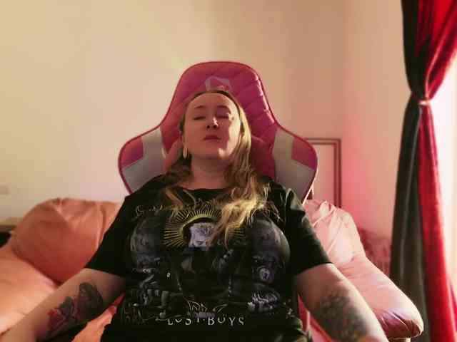 NylonQueen webcam