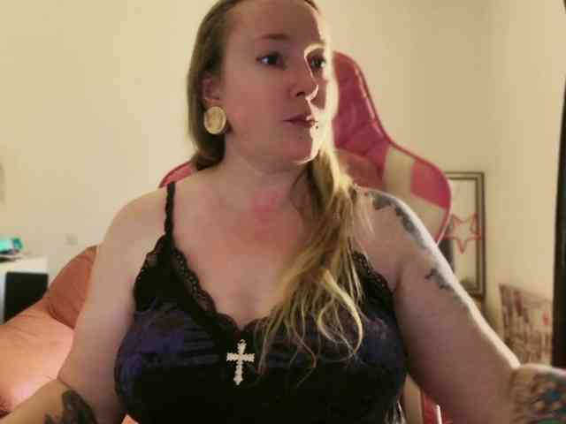 NylonQueen webcam