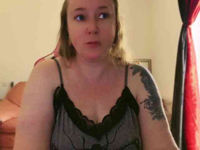 NylonQueen webcam
