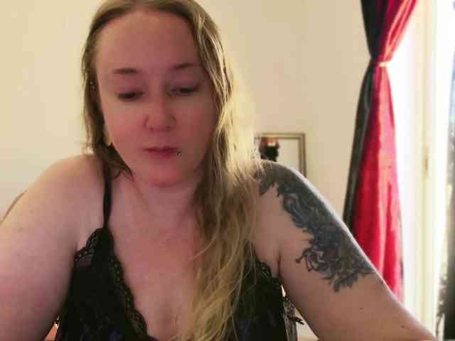 NylonQueen webcam