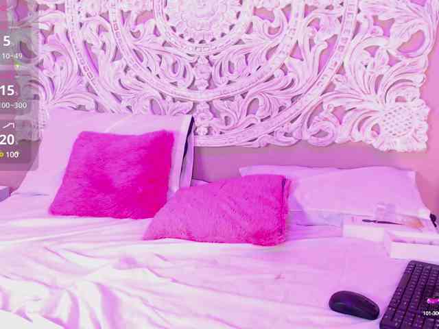 NicolleWillow webcam