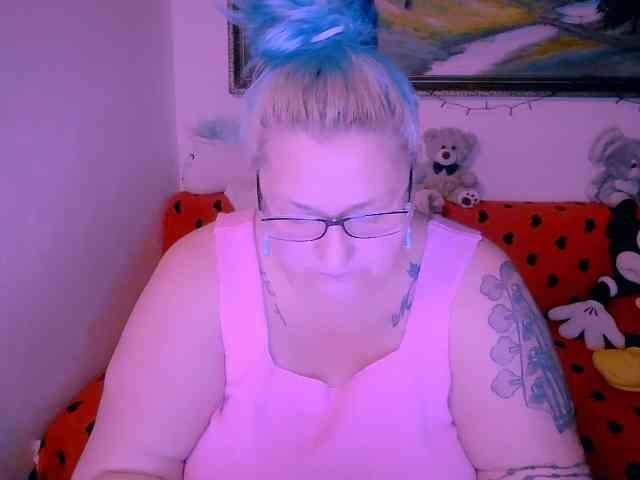 MarryBigBoobs1 webcam