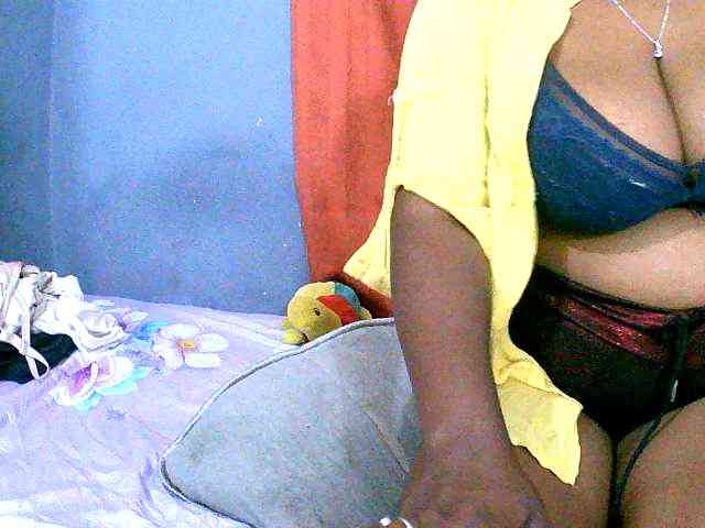 Elisahh (22, Black Cam Girl) performing squirt.