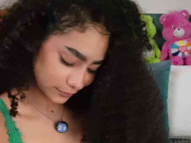 Victoria_Curly webcam