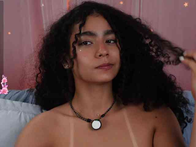 Victoria_Curly webcam