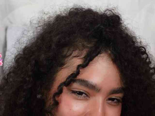 Victoria_Curly webcam