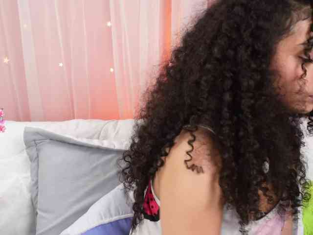 Victoria_Curly webcam