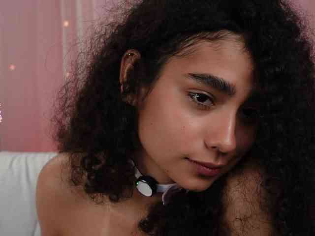 Victoria_Curly webcam