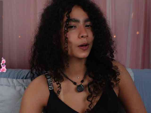 Victoria_Curly webcam