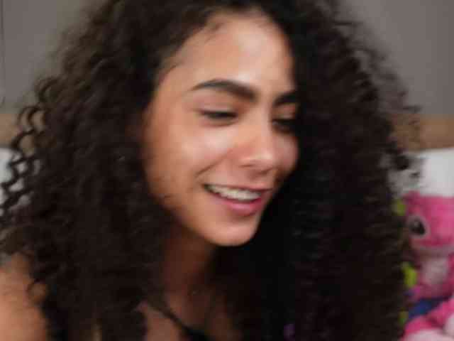 Victoria_Curly webcam