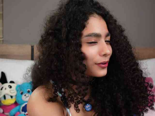 Victoria_Curly webcam