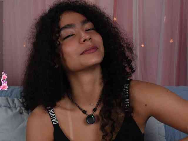 Victoria_Curly webcam