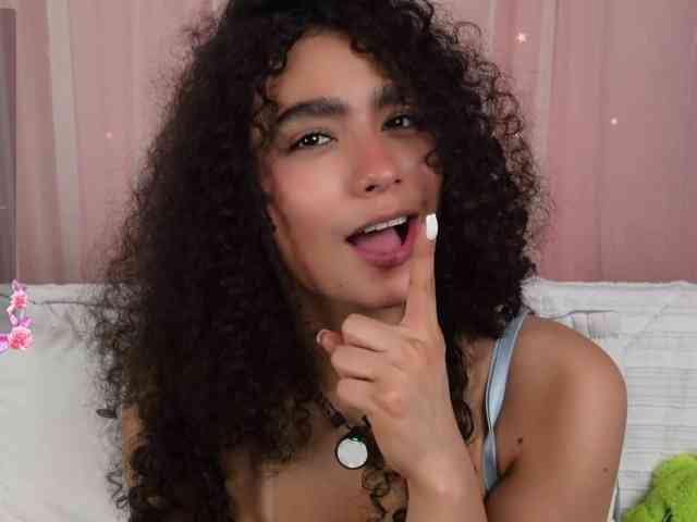 Victoria_Curly webcam