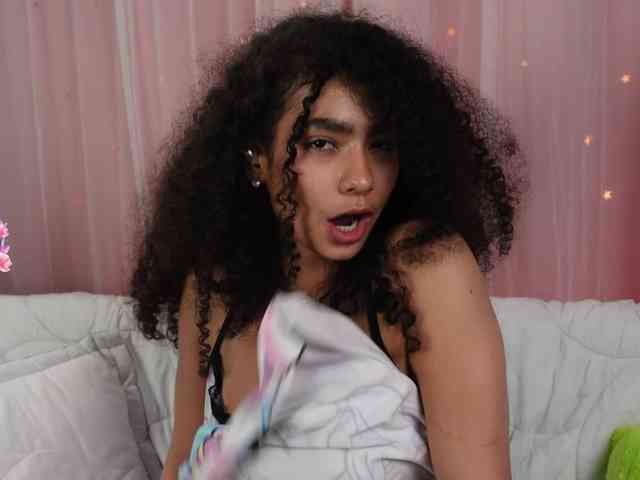 Victoria_Curly webcam