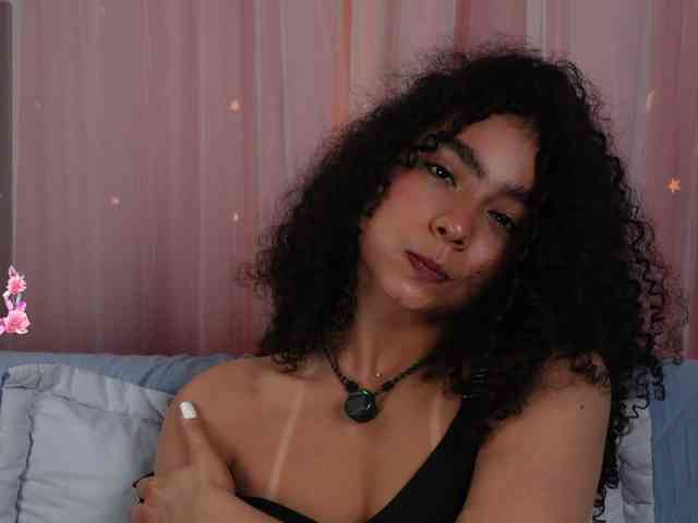 Victoria_Curly webcam