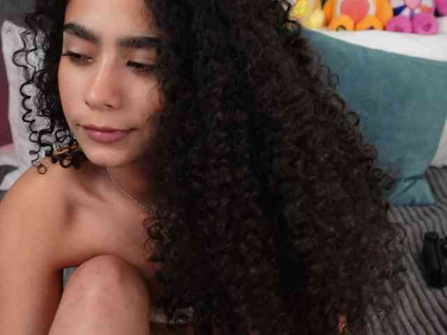 Victoria_Curly webcam