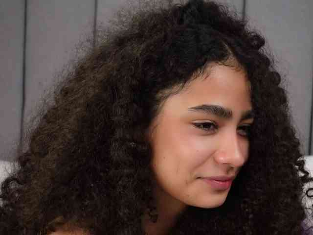 Victoria_Curly webcam