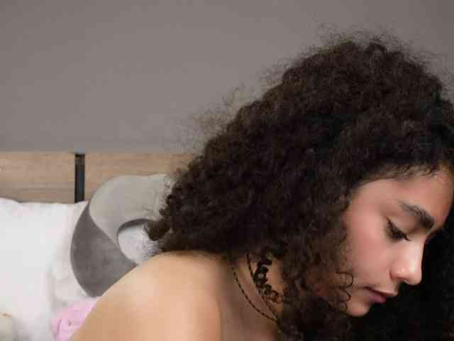 Victoria_Curly webcam