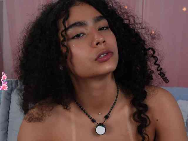 Victoria_Curly webcam