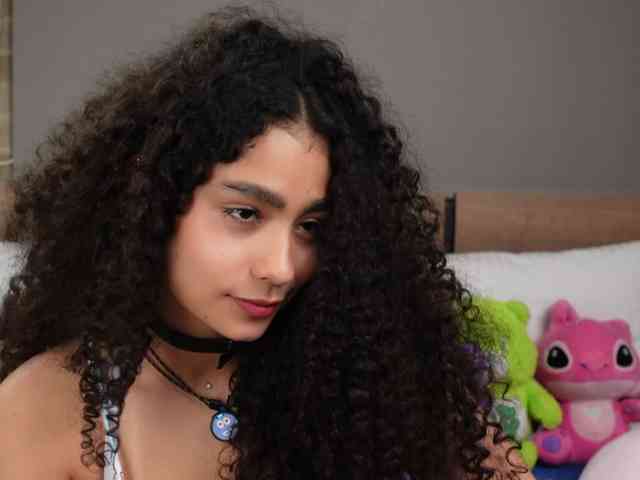 Victoria_Curly webcam