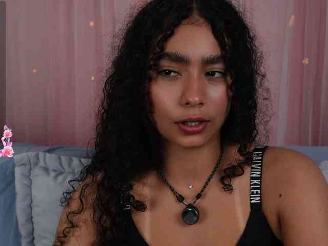 Victoria_Curly webcam