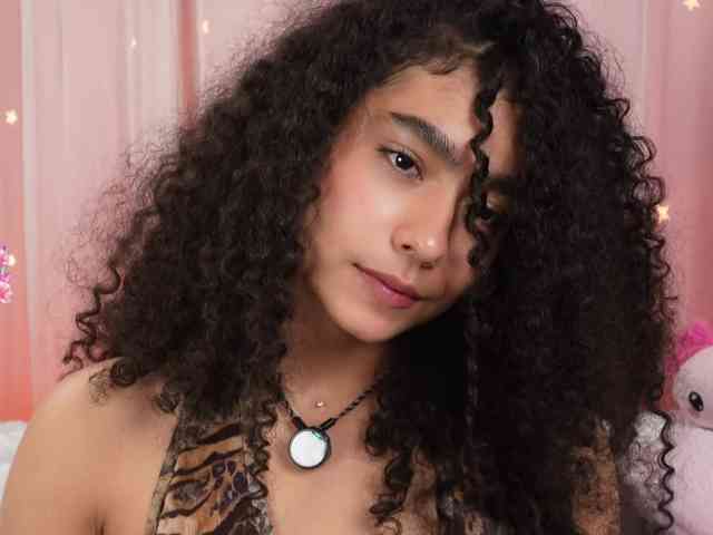 Victoria_Curly webcam