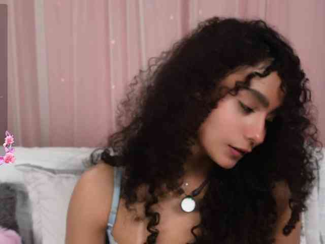 Victoria_Curly webcam