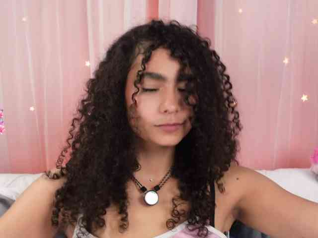 Victoria_Curly webcam