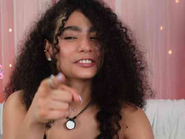 Victoria_Curly webcam
