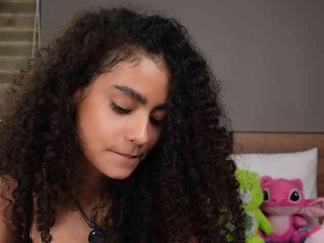 Victoria_Curly webcam