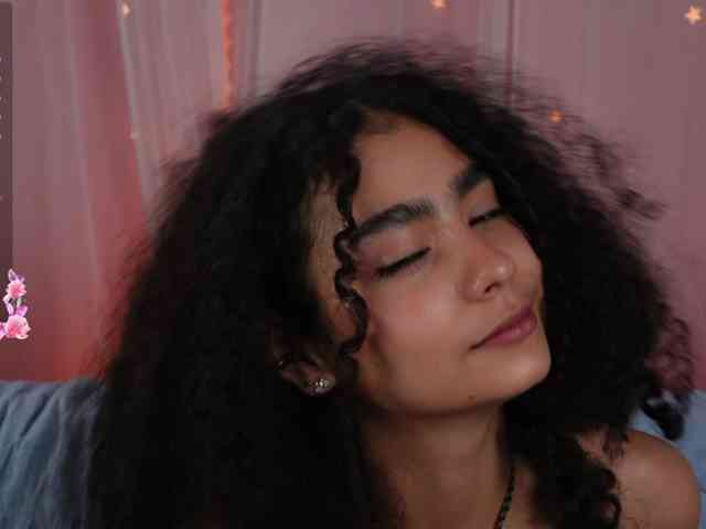 Victoria_Curly webcam