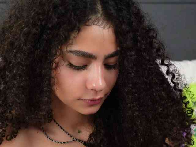 Victoria_Curly webcam