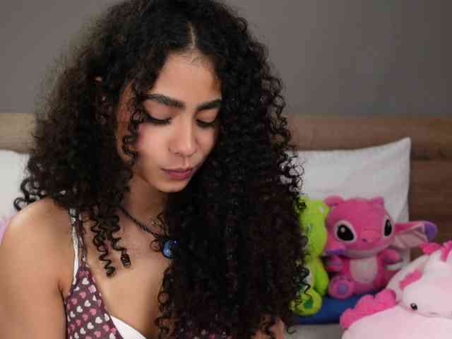 Victoria_Curly webcam