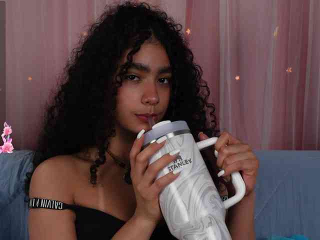 Victoria_Curly webcam