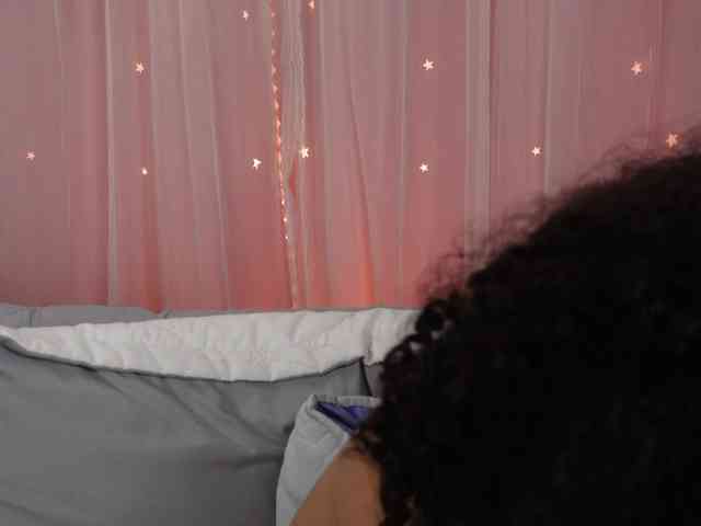 Victoria_Curly webcam