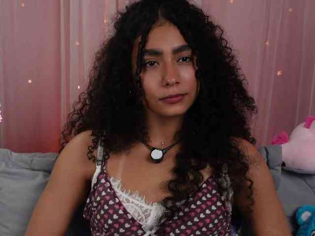 Victoria_Curly webcam