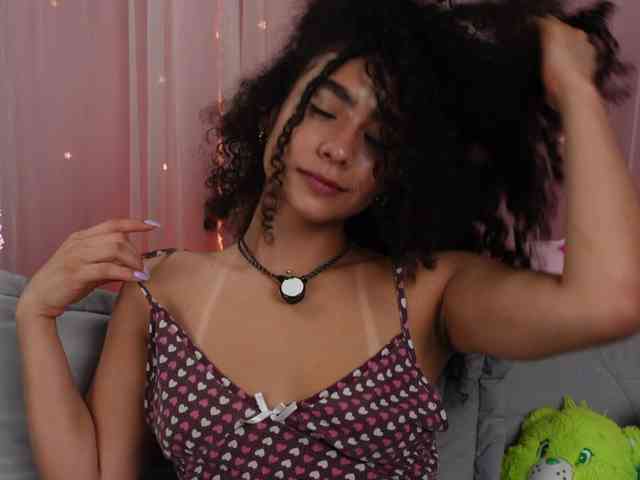 Victoria_Curly webcam