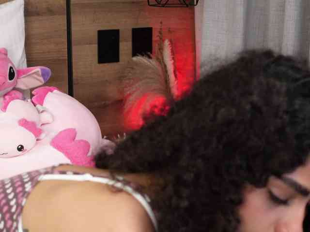 Victoria_Curly webcam