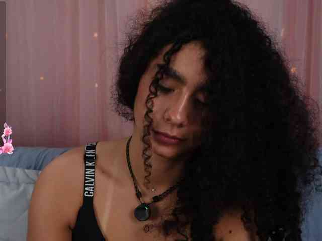Victoria_Curly webcam