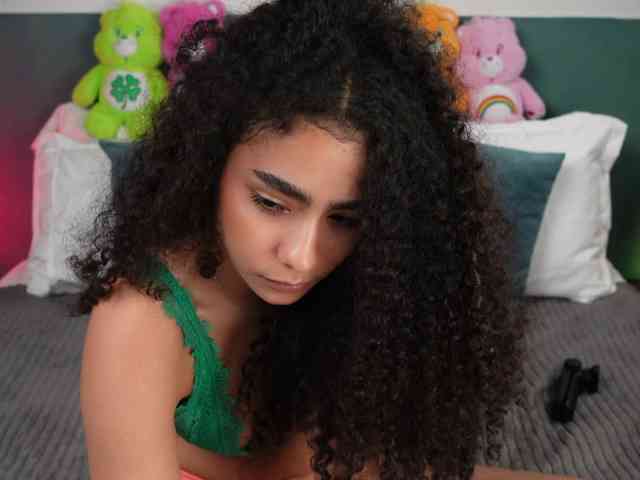 Victoria_Curly webcam