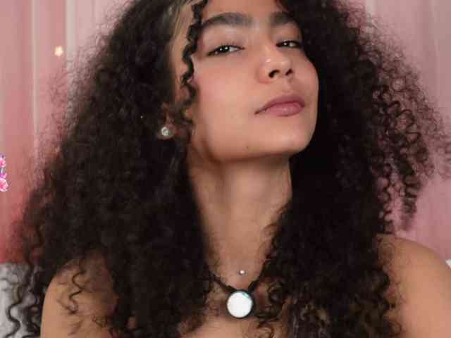 Victoria_Curly webcam