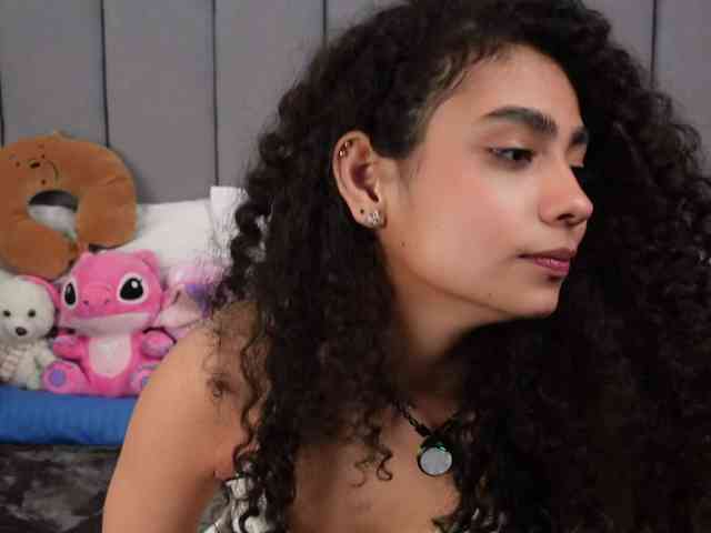 Victoria_Curly webcam