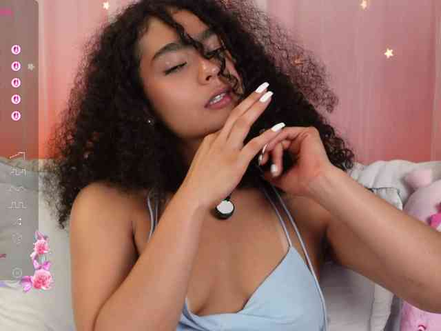 Victoria_Curly webcam