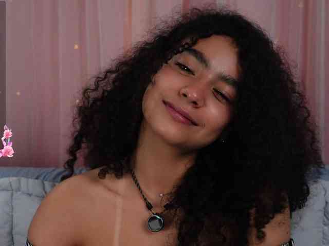 Victoria_Curly webcam