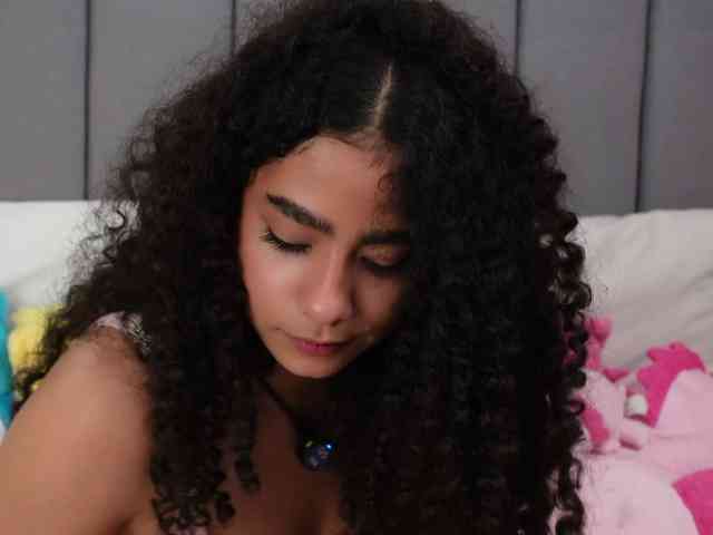 Victoria_Curly webcam